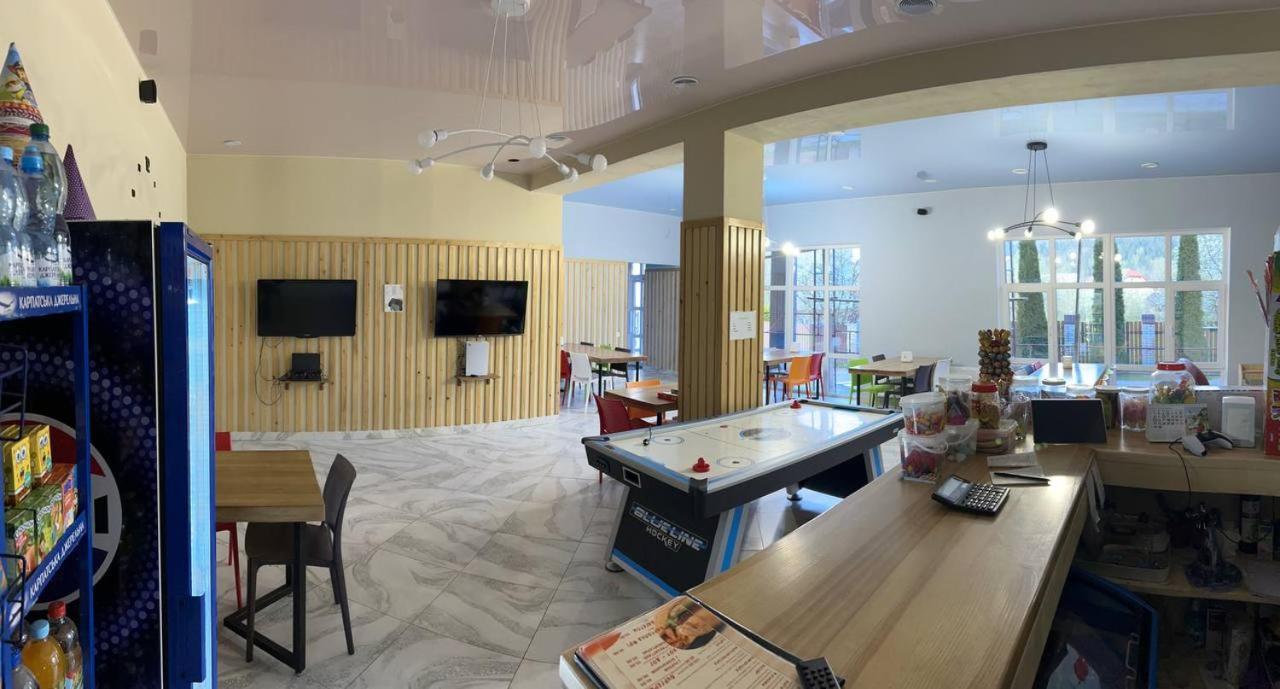 Гірка Hotel Skole Ngoại thất bức ảnh